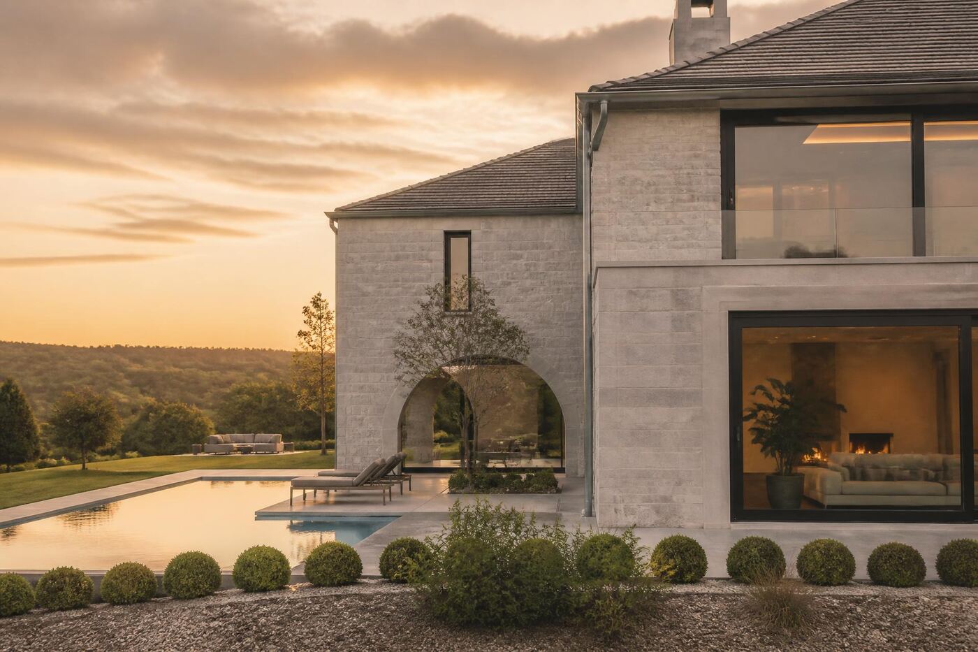 Propriété d'architecte en pierre à la lumière du soir en Lorraine